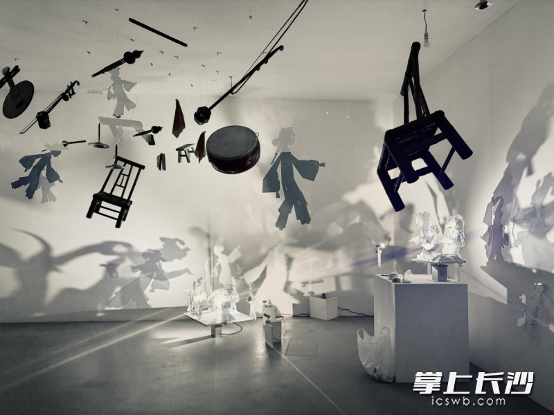 《光影轴画》。