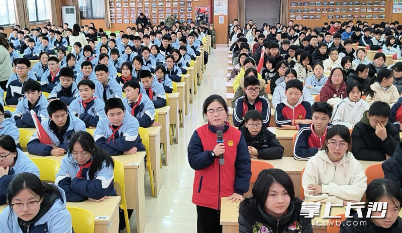 宣讲现场，同学们积极互动。