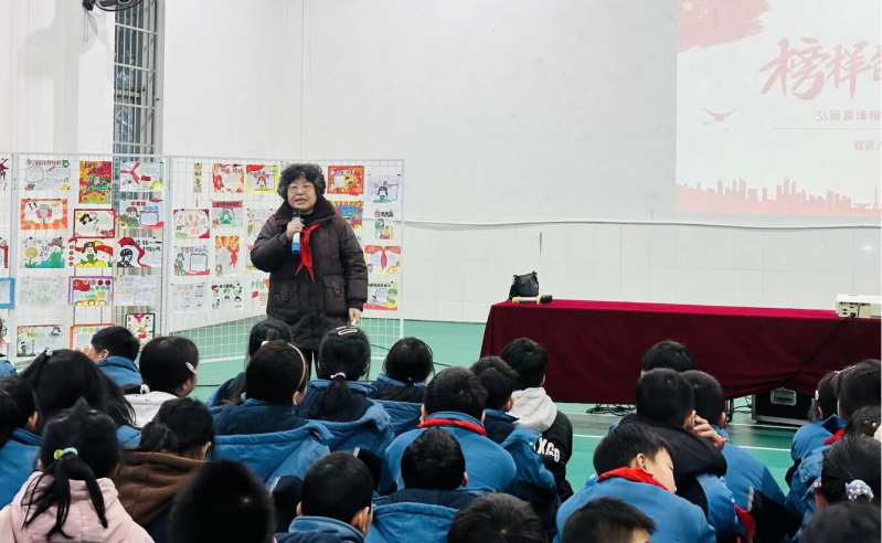 “五老”金牌讲师马玲开展“雷锋家乡学雷锋，争做开福好少年”学雷锋主题宣讲。通讯员供图