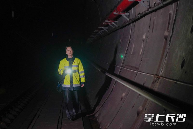 “第一次下泵房检查时,我们几个人走进漆黑的隧道,心里又怕又慌,看着眼前密密麻麻的设备,多少有点手足无措。”回忆起刚加入班组时的场景,黄晶笑着说道。 “第一次下泵房检查时,我们几个人走进漆黑的隧道,心里又怕又慌,看着眼前密密麻麻的设备,多少有点手足无措。”回忆起刚加入班组时的场景,黄晶笑着说道。