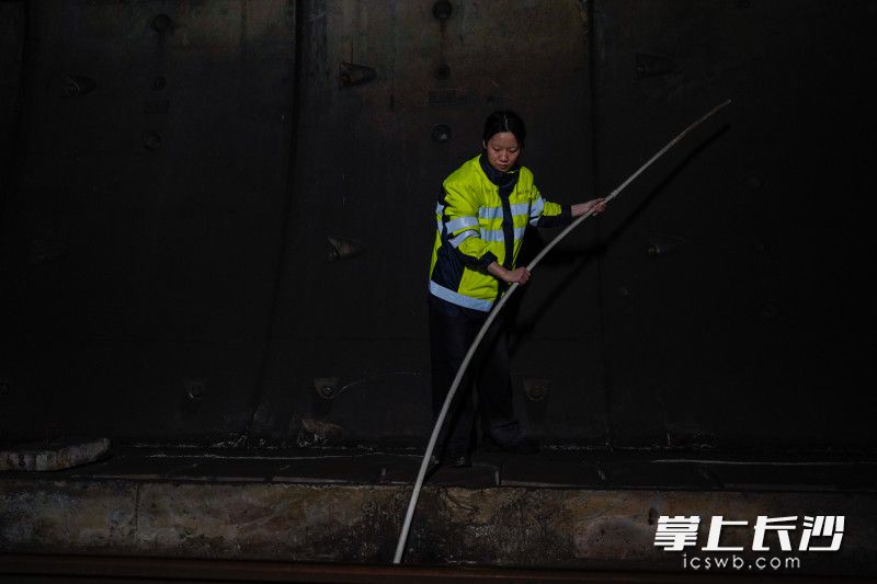 用管子疏通排水管道。 用管子疏通排水管道。