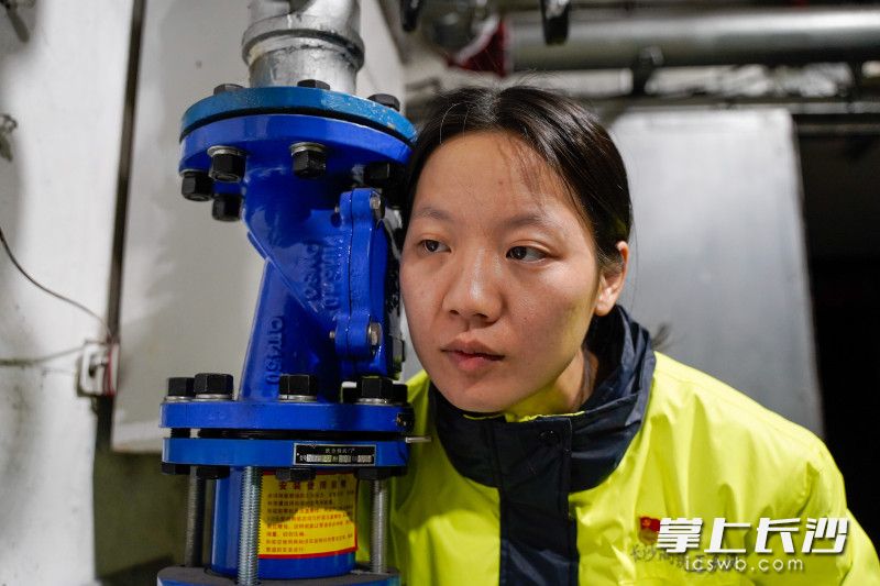 除了用眼睛看,还需要用耳朵去听,听管道内的水流声是否正常。 除了用眼睛看,还需要用耳朵去听,听管道内的水流声是否正常。