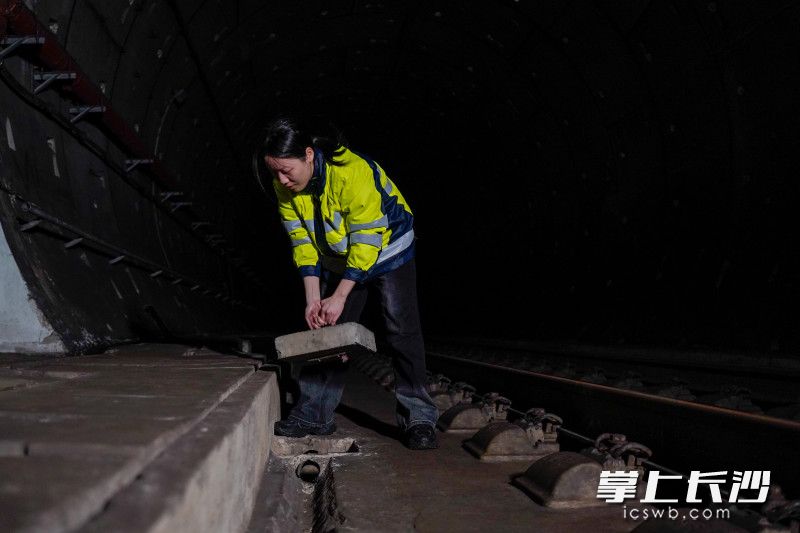 有时前一个班组的男同事力气大,合上设备盖板时格外用力,到她们再去打开时,往往要几个人合力才能完成。 有时前一个班组的男同事力气大,合上设备盖板时格外用力,到她们再去打开时,往往要几个人合力才能完成。