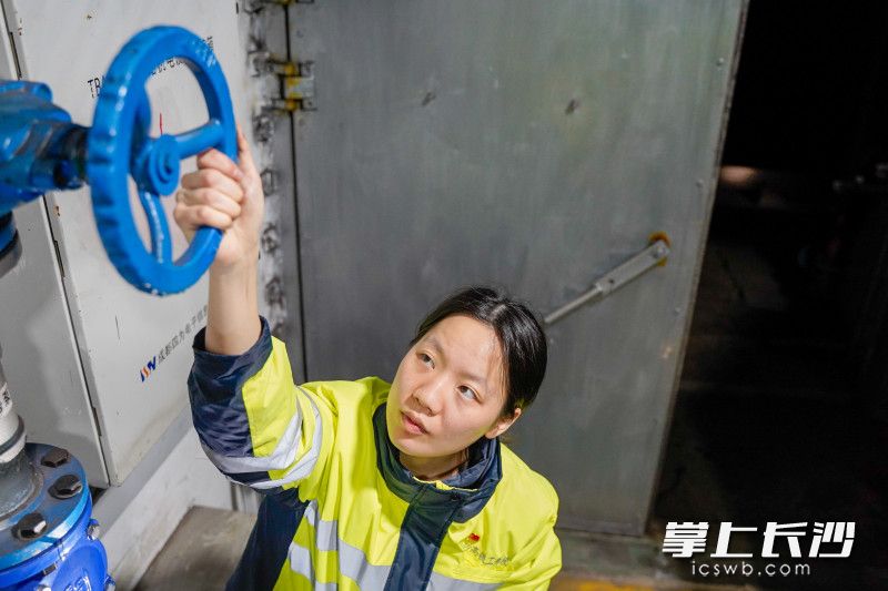 泵房里的部分阀门比她还要高,检查时只能踮着脚尖、仰着身子,才能看清每一个点位。 泵房里的部分阀门比她还要高,检查时只能踮着脚尖、仰着身子,才能看清每一个点位。