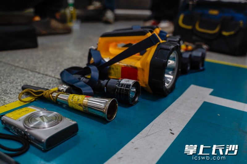 相机、哨子、手电是她们常年携带在工具包内的工具。 相机、哨子、手电是她们常年携带在工具包内的工具。