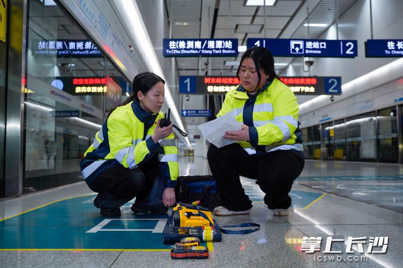 黄晶与同事核对工具并做工作台账。 黄晶与同事核对工具并做工作台账。
