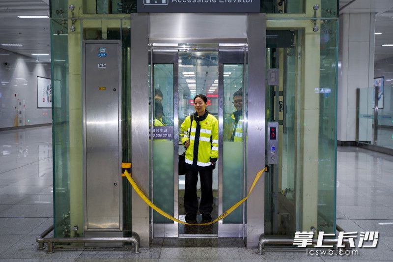 3月10日凌晨1时,黄晶和工区的同事们乘坐电梯去往城际线作业平台。 均为长沙晚报全媒体记者冯启阳摄 3月10日凌晨1时,黄晶和工区的同事们乘坐电梯去往城际线作业平台。 均为长沙晚报全媒体记者冯启阳摄