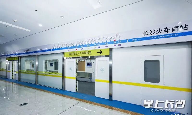 蓝风微短剧基地以现代场景齐全著称，图为影棚搭建的长沙地铁场景。匡小娟 摄