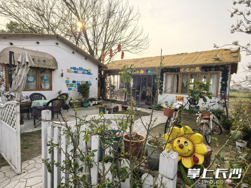 落日余晖下，火遍朋友圈的“时光小院”独享自己的闲适从容。