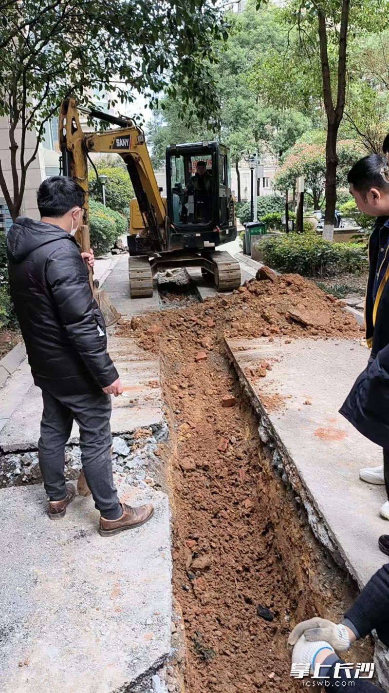 居民监督施工。