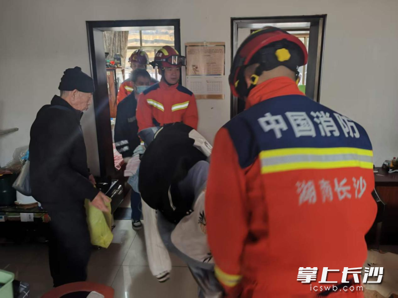 消防员转运被困群众。 长沙晚报通讯员 廖鹏鹏 摄
