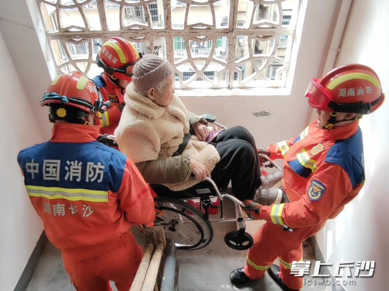 消防员正在转运老人。 长沙晚报通讯员 罗霜操 摄 消防员正在转运老人。 长沙晚报通讯员 罗霜操 摄