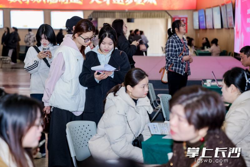 招聘会以女性就业需求为核心搭建高效供需对接平台。 均为长沙晚报通讯员姚娜供图