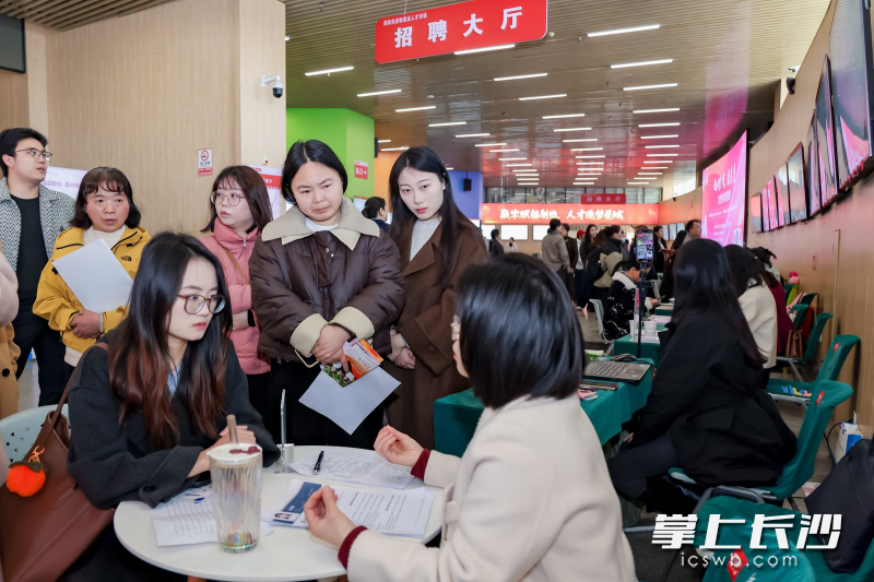 本次招聘会共吸引800余人到场参与。