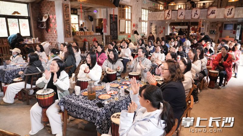 开慧镇初恋茶馆内，游客们围坐品茗，观看表演。星沙时报全媒体记者张庆摄