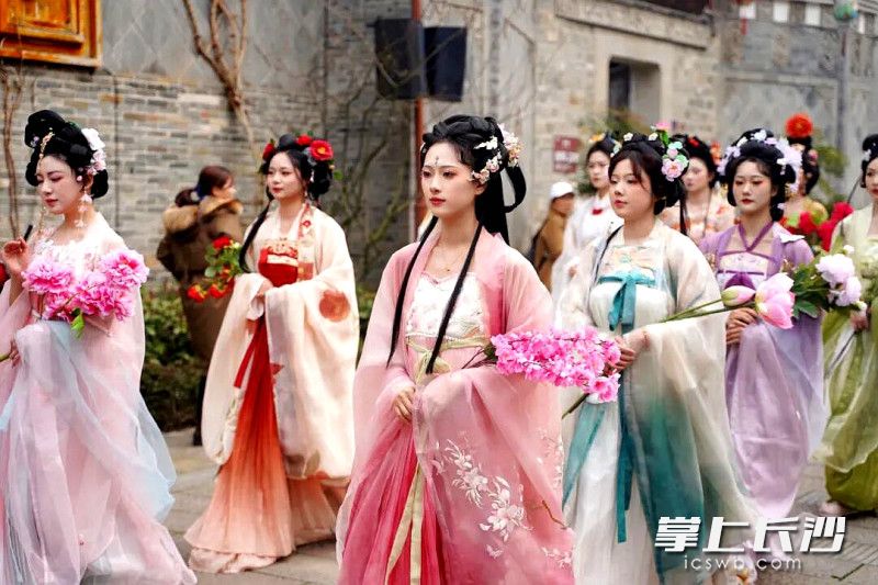 长沙铜官窑国风乐园，“花仙子”出没。均为长沙晚报全媒体记者 贺文兵 摄