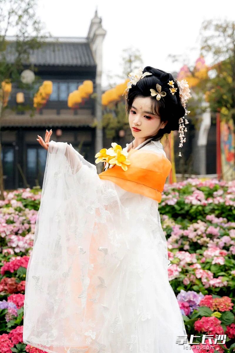 汉服美拍映花颜。