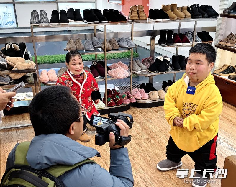 “一米鞋哥”的励志故事传播开来后，吸引来了中新社的记者采访。