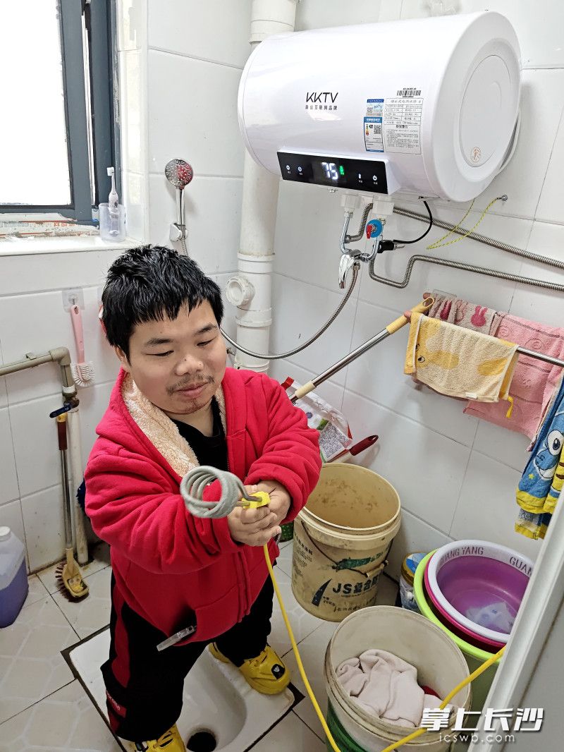 靠自己和母亲的努力，刘湘传不仅花了300块钱买了一台二手电视机，还装上了热水器，之前用的“热得快”也随之“下岗”了。