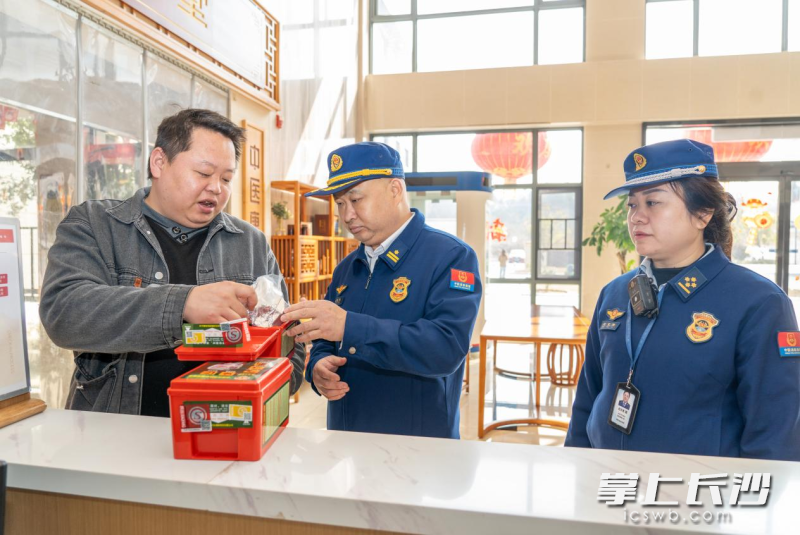 检查组正在进行检查。 长沙晚报通讯员 刘荃菁 摄