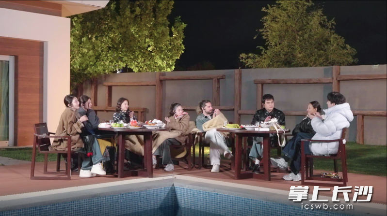 八位歌手对谈。 均为湖南卫视供图