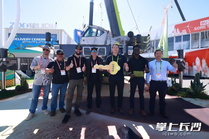 中国出口美洲最大越野轮胎起重机交付。受访者供图 中国出口美洲最大越野轮胎起重机交付。受访者供图