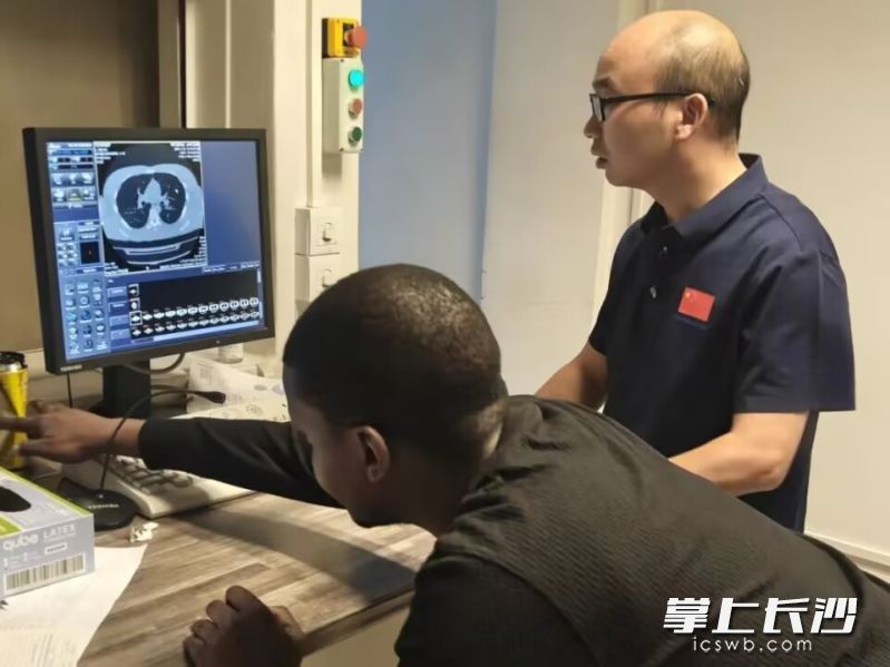 郑兴友指导当地医生。 郑兴友指导当地医生。