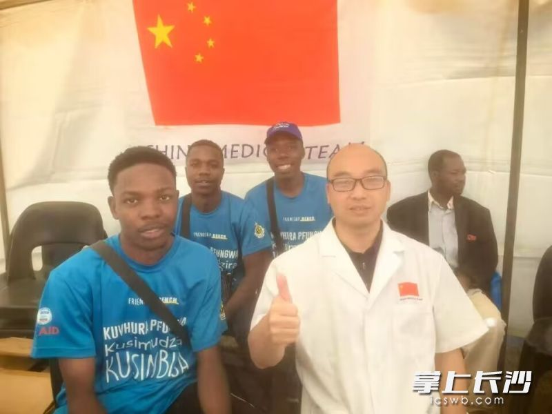 郑兴友带领队员深耕日常诊疗、临床带教与巡诊义诊,让更多津巴布韦民众了解、感受中医药文化的魅力。 郑兴友带领队员深耕日常诊疗、临床带教与巡诊义诊,让更多津巴布韦民众了解、感受中医药文化的魅力。