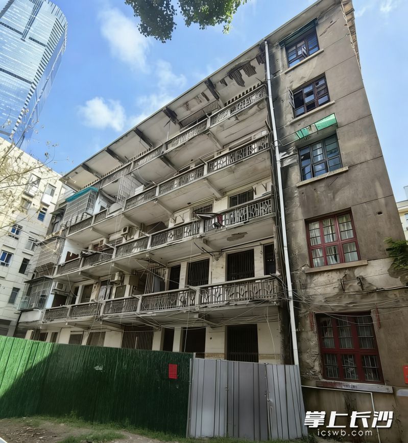 位于芙蓉区定王台街道浏正街48号的茶叶公司宿舍后栋经检测鉴定为D级危房，30户住户全部搬离。均为受访者供图