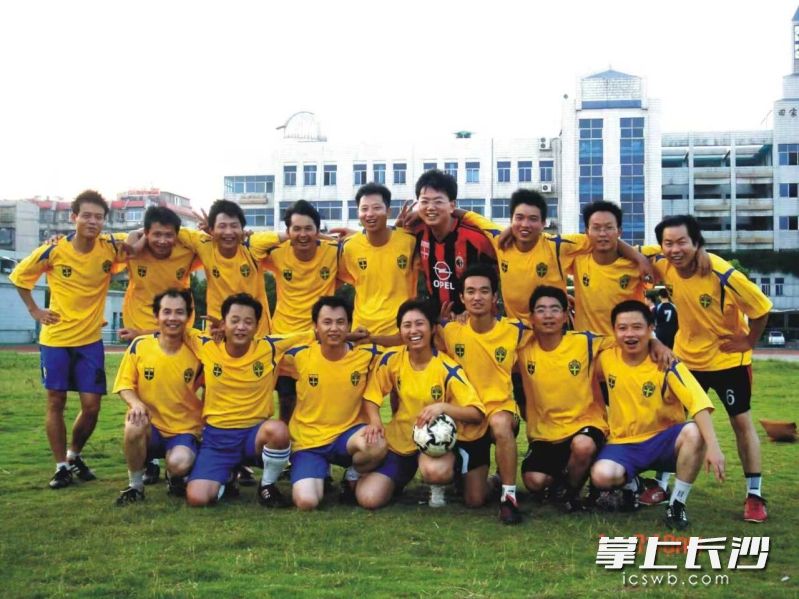2005年，长沙市实验中学球队正式走出校园，与兄弟单位开启足球交流赛，这一年也被定为教工足球队正式建队元年。照片由学校提供
