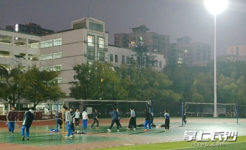 晚自习课间，学生在田径场运动。
