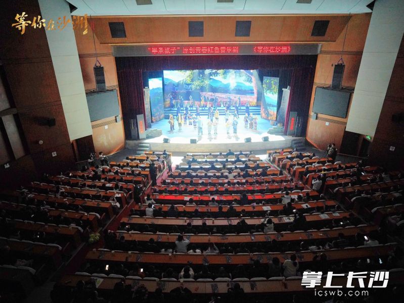 3月12日晚,青春红色音乐剧《等你在沙洲》在湖南省委党校大礼堂上演。 3月12日晚,青春红色音乐剧《等你在沙洲》在湖南省委党校大礼堂上演。