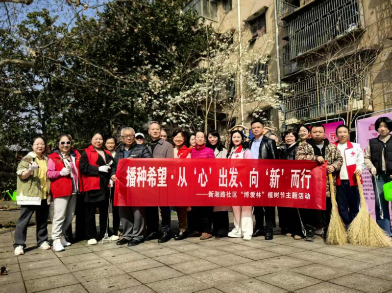 大家齐心种下“博爱林”。 均为长沙晚报通讯员 王颖 摄 大家齐心种下“博爱林”。 均为长沙晚报通讯员 王颖 摄