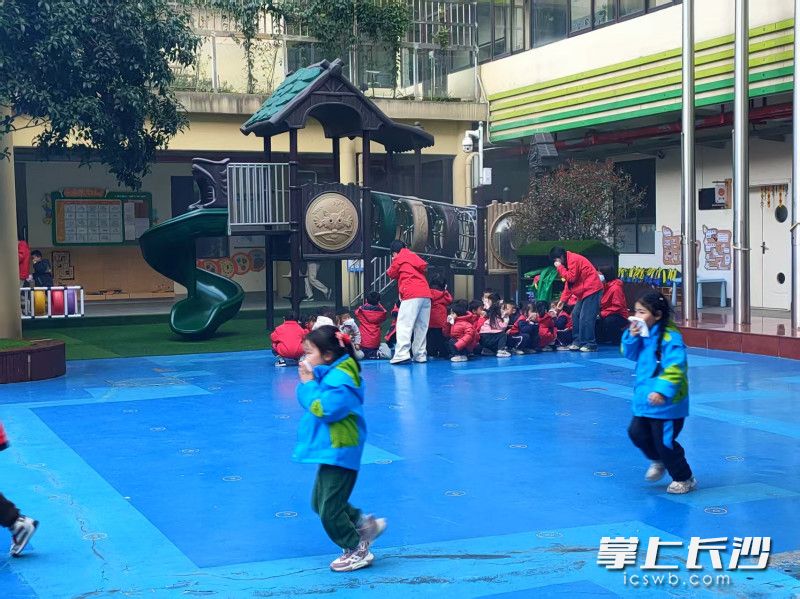 幼儿们在进行消防疏散演练。 均为长沙晚报通讯员 董文文 摄