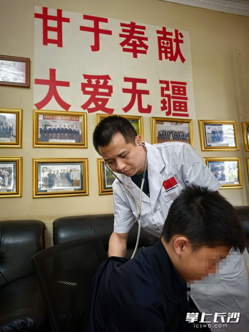 廖时雨医生为患者看诊。 通讯员供图