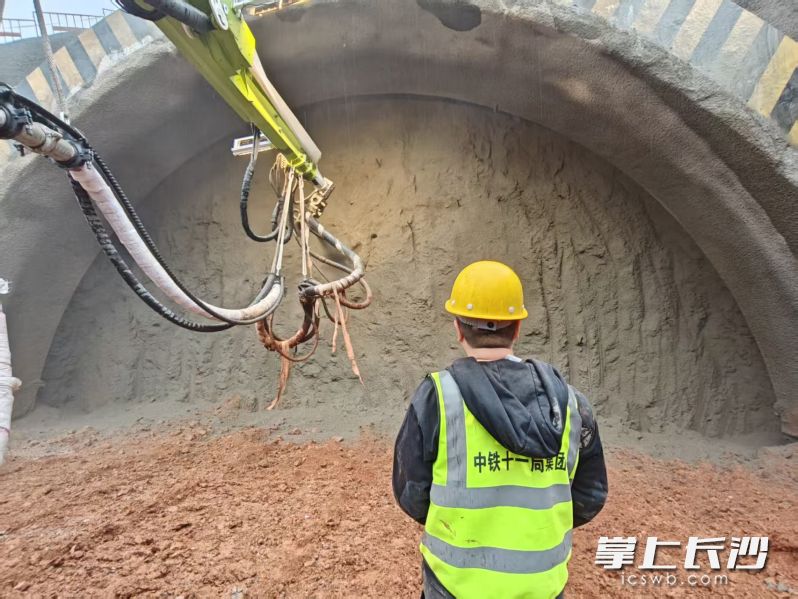 项目团队依托先进技术和专项研究成果,克服施工难题,确保顺利施工。 项目团队依托先进技术和专项研究成果,克服施工难题,确保顺利施工。