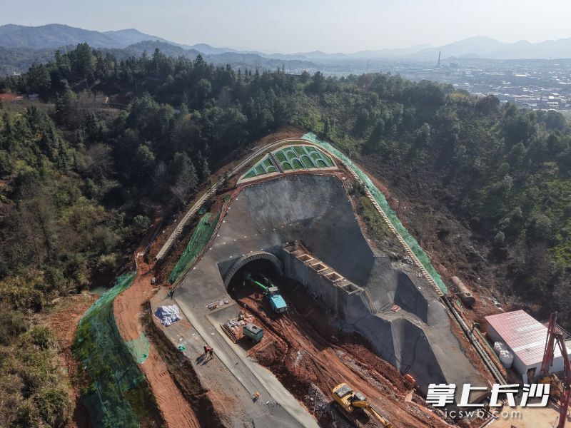 3月11日,强盛隧道顺利进洞施工,标志着长赣高铁湖南段建设迈向新阶段。 均为通讯员供图 3月11日,强盛隧道顺利进洞施工,标志着长赣高铁湖南段建设迈向新阶段。 均为通讯员供图