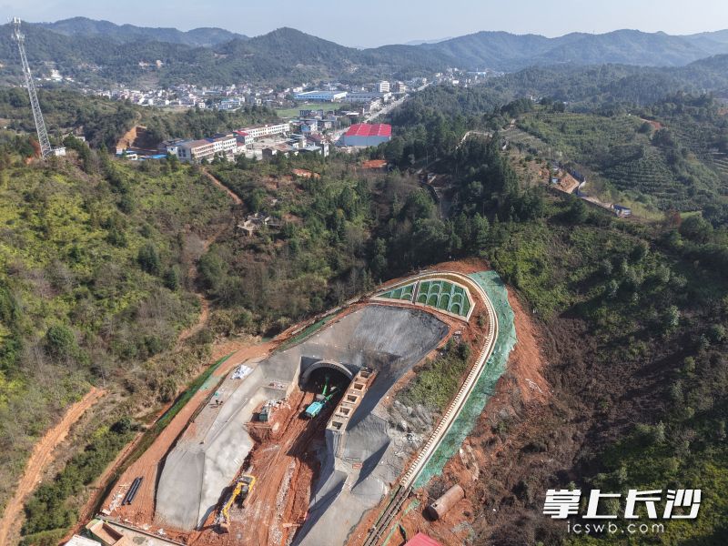 强盛隧道位于浏阳市大瑶镇,全长559.4米,为单洞双线隧道。 强盛隧道位于浏阳市大瑶镇,全长559.4米,为单洞双线隧道。