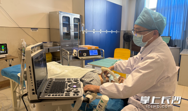 邵挥戈主任正在为患者进行检查。 均为医院供图