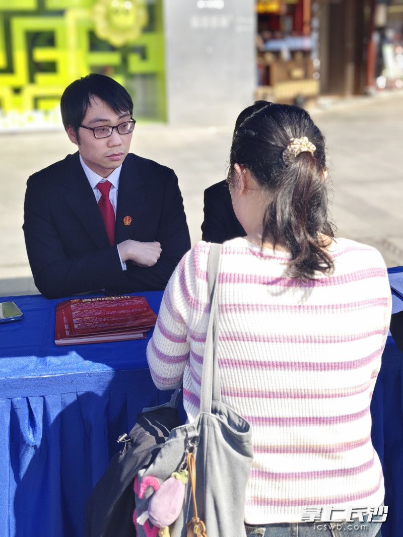 现场还设置了法律援助咨询处。