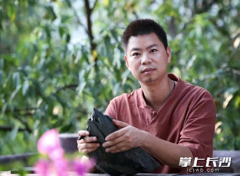 砚台制作技艺（谷山砚）传承人张学军带来谷山砚技艺。