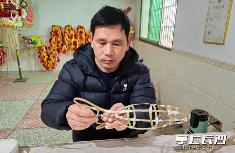 纸扎（靖港纸扎）市级代表性传承人万勇现场教学。