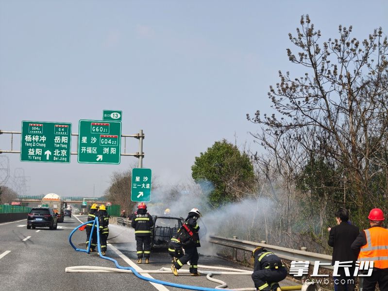 消防队员在灭火。 长沙晚报通讯员 张佳欣 摄