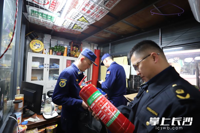 执法人员正在检查。 长沙晚报通讯员 李文翠 摄