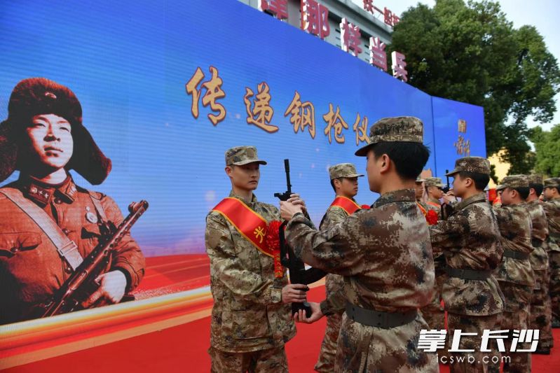 新兵代表们身着崭新的军装,身披绶带、胸佩红花，个个精神抖擞、意气风发。