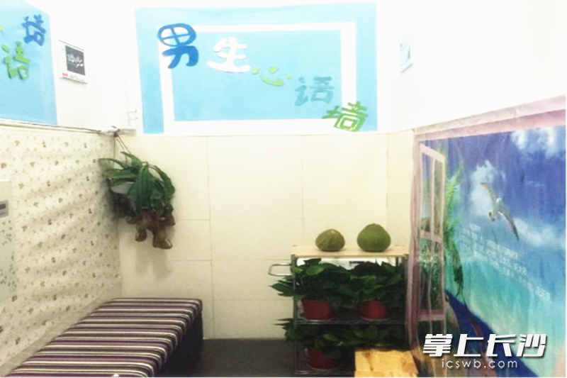 教室卫生功能房被改造成“解忧杂货铺”，学生们课间最喜欢待的心灵氧吧。均为通讯员 李人扬 供图