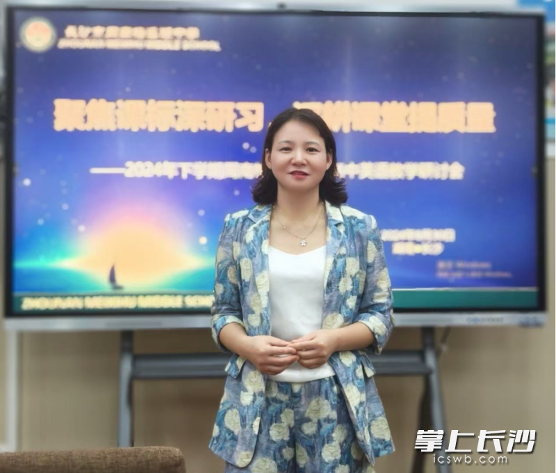 在同学们眼里，姚灿是课堂上的“硬核”教师，更是课后的知心姐姐。