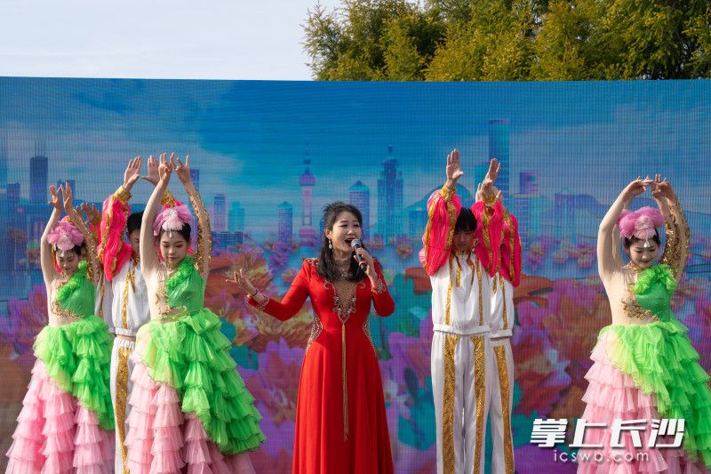 舞蹈《蓝天下花海间》拉开活动帷幕。 均为长沙晚报全媒体记者邓迪摄 舞蹈《蓝天下花海间》拉开活动帷幕。 均为长沙晚报全媒体记者邓迪摄
