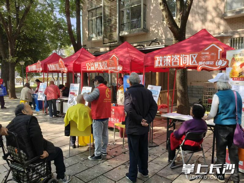 3月14日，芙蓉区2026年首场“芙”务万家——家门口的便民志愿服务日活动在荷花园街道德政园社区东广场举行。均为通讯员 供图
