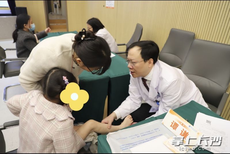 湖南省儿童医院骨科副主任谭谦为孩子看诊。均为医院供图 湖南省儿童医院骨科副主任谭谦为孩子看诊。均为医院供图